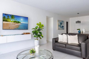 Beachfront Apt with Gym and Pool in Hollywood